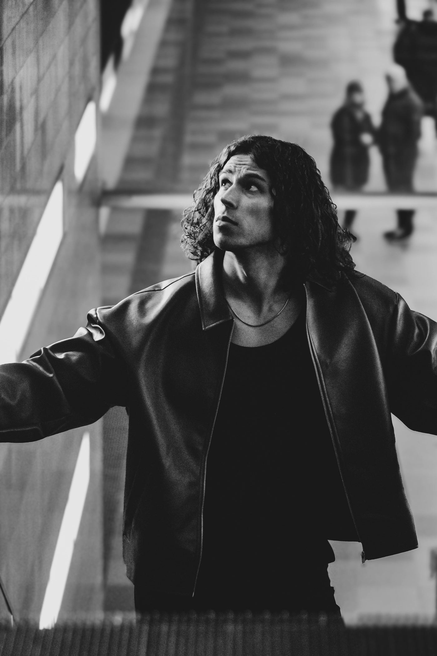 Jakke: Den tidløse rebel: Klassisk sort læderjakke i Harrington-stil