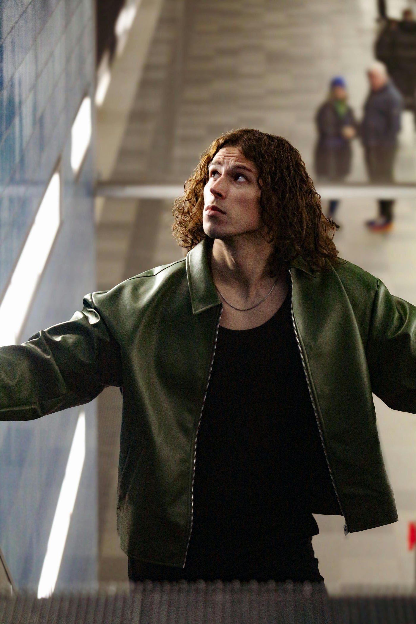 Jakke: Den tidløse rebel: Klassisk sort læderjakke i Harrington-stil