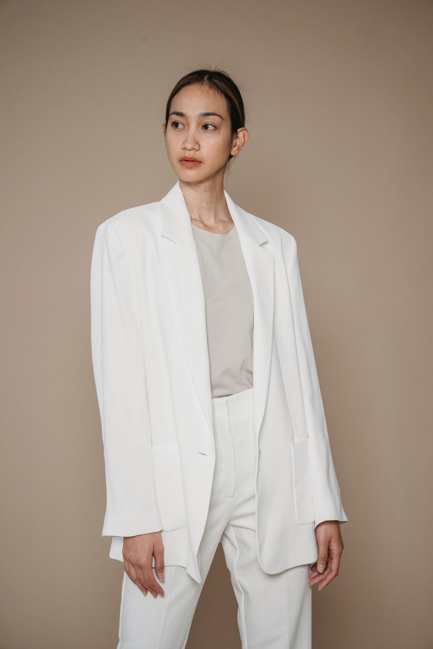 Oversized blazer - Essensen af minimalistisk chic: Den cremefarvede oversized jakke